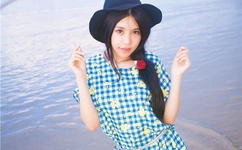 一边亲着面膜胸口